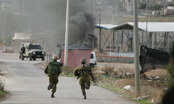 الجيش الاسرائيلي يقتل فلسطينيا من مسافة 150 مترا بدعوى محاولته طعن جنود صورة رقم 1