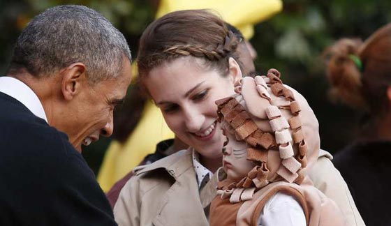 اوباما وزوجته يحتفلان بالهالوين مع الاطفال والبابا بينهم صورة رقم 4