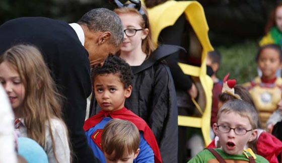 اوباما وزوجته يحتفلان بالهالوين مع الاطفال والبابا بينهم صورة رقم 5