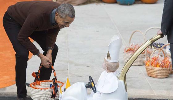 اوباما وزوجته يحتفلان بالهالوين مع الاطفال والبابا بينهم صورة رقم 3