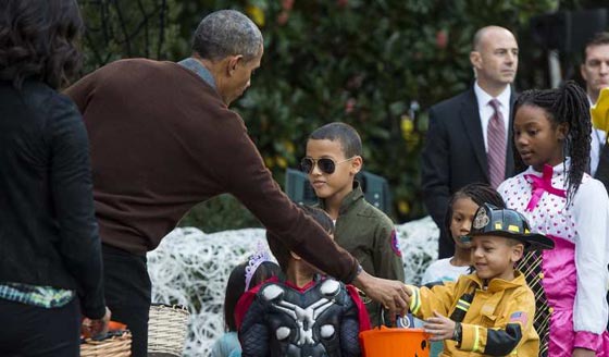 اوباما وزوجته يحتفلان بالهالوين مع الاطفال والبابا بينهم صورة رقم 6