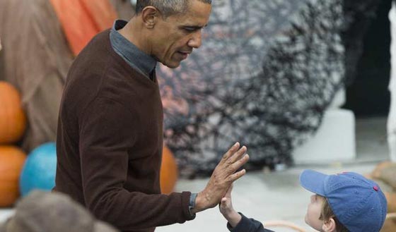 اوباما وزوجته يحتفلان بالهالوين مع الاطفال والبابا بينهم صورة رقم 7