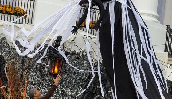 اوباما وزوجته يحتفلان بالهالوين مع الاطفال والبابا بينهم صورة رقم 8