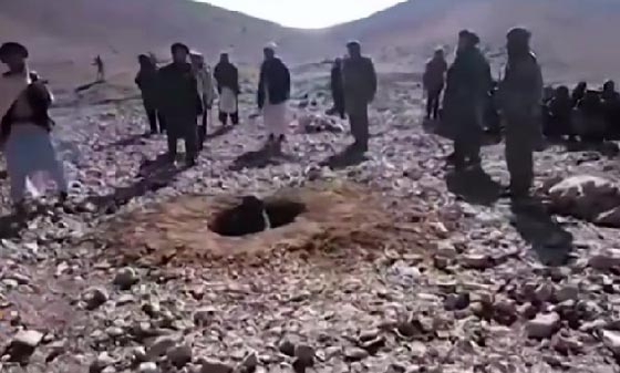 معممون يرجمون افغانية بعد اتهامهم لها بالزنا.. ويجلدون خطيبها صورة رقم 1