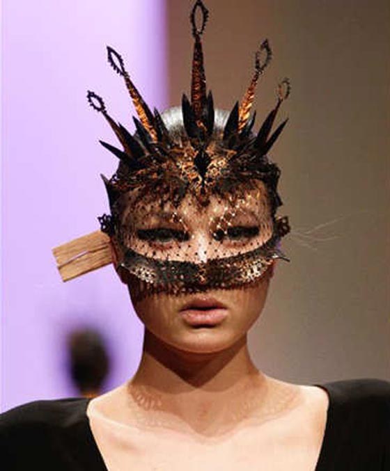 استراليات يستقبلن سباق كاس مالبورن العالمي بتيجان ملكية تليق بالخيول صورة رقم 3