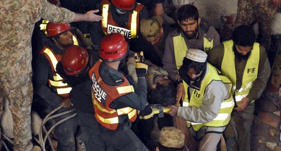 18 قتيلا ونجاة 99 من انهيار مصنع في باكستان صورة رقم 4 18 قتيلا ونجاة 99 من انهيار مصنع في باكستان صورة رقم 4