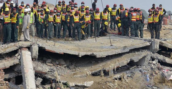 18 قتيلا ونجاة 99 من انهيار مصنع في باكستان صورة رقم 1 18 قتيلا ونجاة 99 من انهيار مصنع في باكستان صورة رقم 1