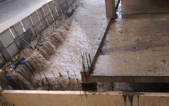 صور مرعبة.. فيضان في عمان وسقوط ضحايا غرقا صورة رقم 3