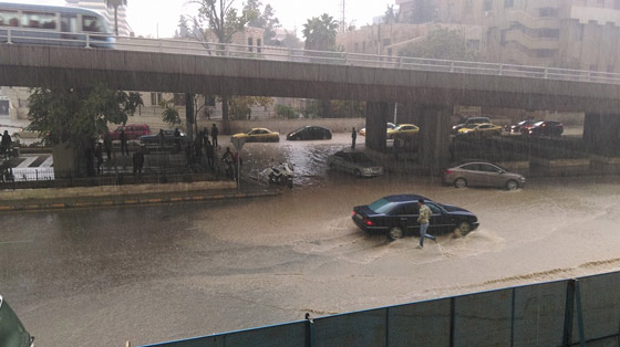 صور مرعبة.. فيضان في عمان وسقوط ضحايا غرقا صورة رقم 4