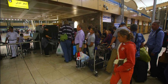 فضيحة.. دفع 20 باوندا لرجل امن مصري وعبر حدود شرم الشيخ دون تفتيش صورة رقم 2 فضيحة.. دفع 20 باوندا لرجل امن مصري وعبر حدود شرم الشيخ دون تفتيش صورة رقم 2