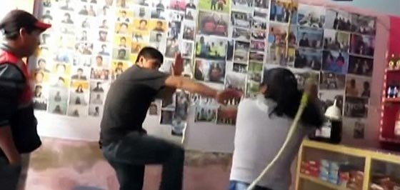 خيانة الزوج البيروفي تتسبب بجلد زوجته له امام الناس بالكرباج صورة رقم 1