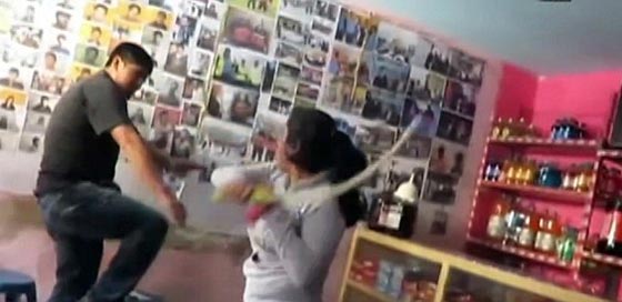 خيانة الزوج البيروفي تتسبب بجلد زوجته له امام الناس بالكرباج صورة رقم 2