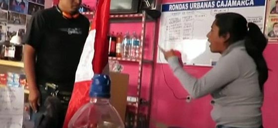 خيانة الزوج البيروفي تتسبب بجلد زوجته له امام الناس بالكرباج صورة رقم 5