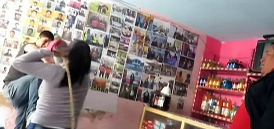 خيانة الزوج البيروفي تتسبب بجلد زوجته له امام الناس بالكرباج صورة رقم 6