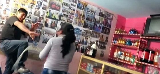خيانة الزوج البيروفي تتسبب بجلد زوجته له امام الناس بالكرباج صورة رقم 7