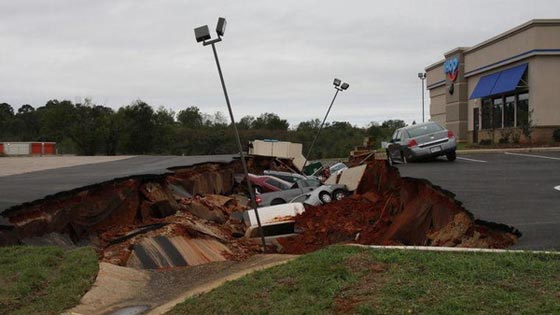هكذا انشقت الارض وابتلعت 12 سيارة في ولاية ميسيسيبي الأميركية صورة رقم 2 هكذا انشقت الارض وابتلعت 12 سيارة في ولاية ميسيسيبي الأميركية صورة رقم 2