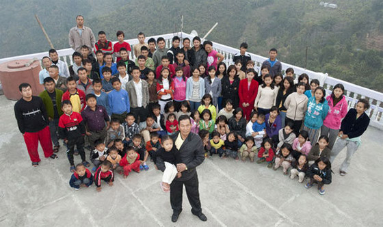 فيديو وصور: هندي متزوج من 39 امرأة ولديه 94 ولدا و 34 حفيدا يعيشون معا! صورة رقم 1 فيديو وصور: هندي متزوج من 39 امرأة ولديه 94 ولدا و 34 حفيدا يعيشون معا! صورة رقم 1