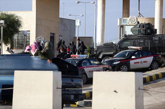 الضابط الاردني انتظر فترة الطعام واطلق النار فقتل 6 من مدربيه صورة رقم 6