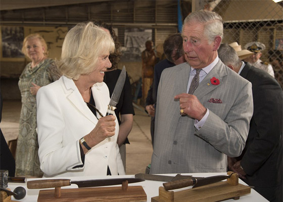  صور طريفة: ولي العهد البريطاني الامير تشارلز يرتعد من سكين زوجته! صورة رقم 1