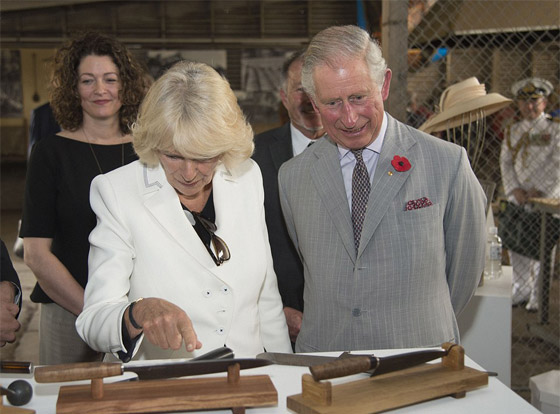  صور طريفة: ولي العهد البريطاني الامير تشارلز يرتعد من سكين زوجته! صورة رقم 2