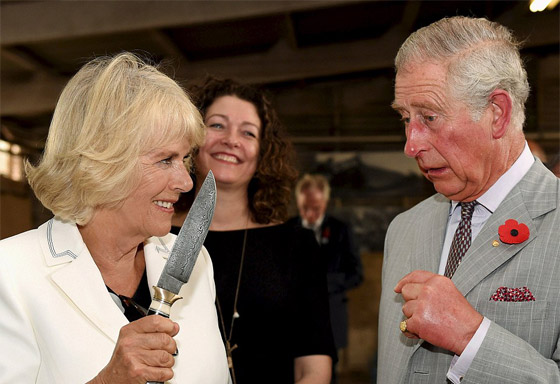  صور طريفة: ولي العهد البريطاني الامير تشارلز يرتعد من سكين زوجته! صورة رقم 4