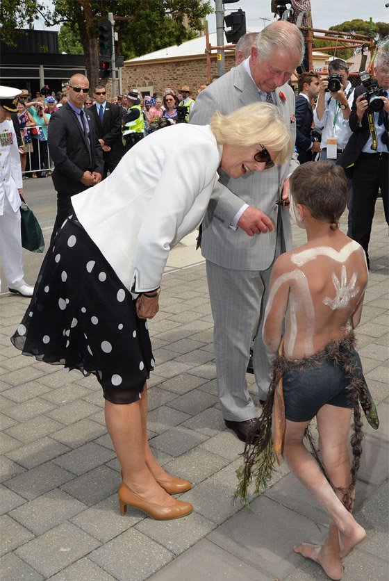  صور طريفة: ولي العهد البريطاني الامير تشارلز يرتعد من سكين زوجته! صورة رقم 9