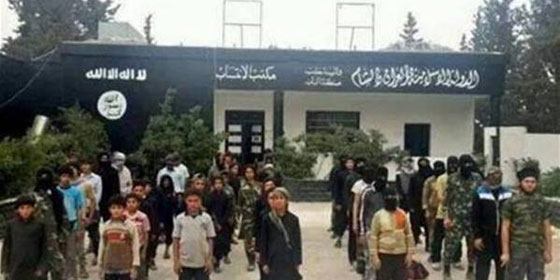 من اعماق الجحيم.. داعش درب اطفالا ايزيدين على التصويب نحو آبائهم!! صورة رقم 16