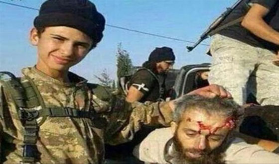 من اعماق الجحيم.. داعش درب اطفالا ايزيدين على التصويب نحو آبائهم!! صورة رقم 12