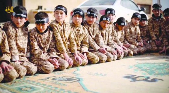 من اعماق الجحيم.. داعش درب اطفالا ايزيدين على التصويب نحو آبائهم!! صورة رقم 2