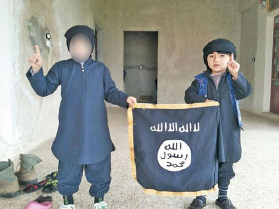 من اعماق الجحيم.. داعش درب اطفالا ايزيدين على التصويب نحو آبائهم!! صورة رقم 8