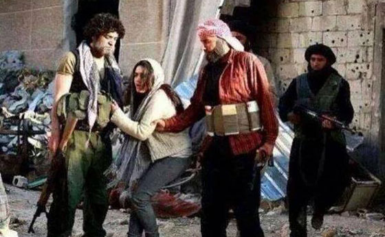 من اعماق الجحيم.. داعش درب اطفالا ايزيدين على التصويب نحو آبائهم!! صورة رقم 4