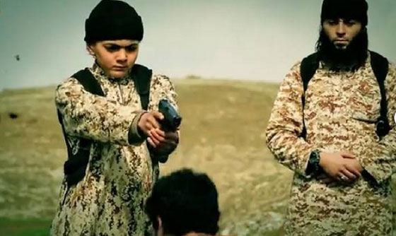 من اعماق الجحيم.. داعش درب اطفالا ايزيدين على التصويب نحو آبائهم!! صورة رقم 10