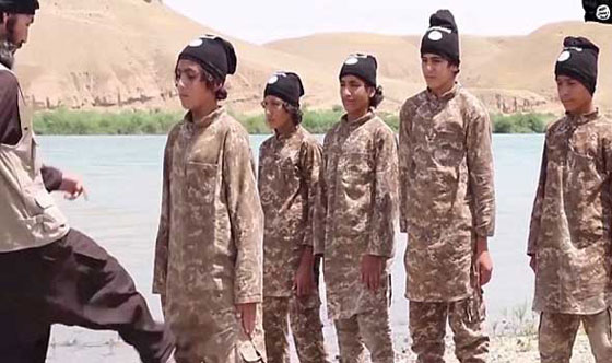 من اعماق الجحيم.. داعش درب اطفالا ايزيدين على التصويب نحو آبائهم!! صورة رقم 13
