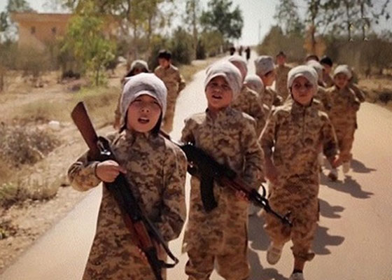 من اعماق الجحيم.. داعش درب اطفالا ايزيدين على التصويب نحو آبائهم!! صورة رقم 9