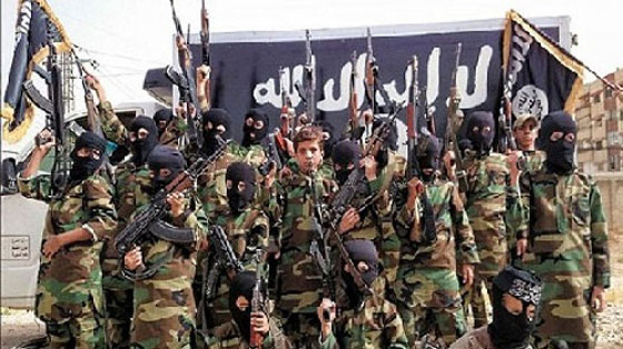 من اعماق الجحيم.. داعش درب اطفالا ايزيدين على التصويب نحو آبائهم!! صورة رقم 1