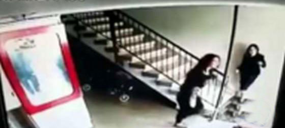 فتاة صغيرة تتعرض لتحرش رجل دين يهودي وسط خوف والدتها!! صورة رقم 4