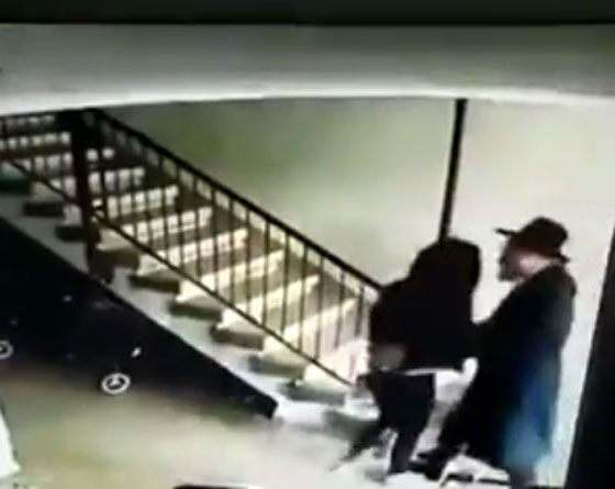 فتاة صغيرة تتعرض لتحرش رجل دين يهودي وسط خوف والدتها!! صورة رقم 1