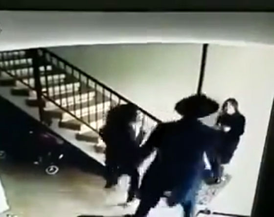فتاة صغيرة تتعرض لتحرش رجل دين يهودي وسط خوف والدتها!! صورة رقم 2