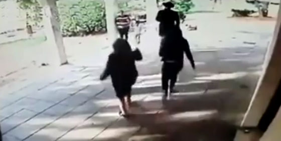 فتاة صغيرة تتعرض لتحرش رجل دين يهودي وسط خوف والدتها!! صورة رقم 5