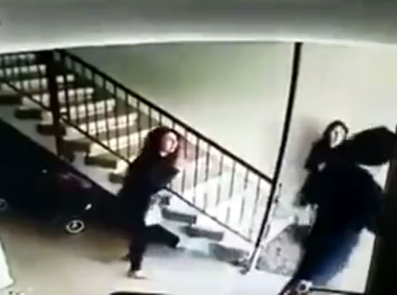 فتاة صغيرة تتعرض لتحرش رجل دين يهودي وسط خوف والدتها!! صورة رقم 3