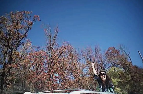 اوكلاهوما: امراة تقود سيارة مسروقة ترفض التوقف وتصطدم بشرطي صورة رقم 7