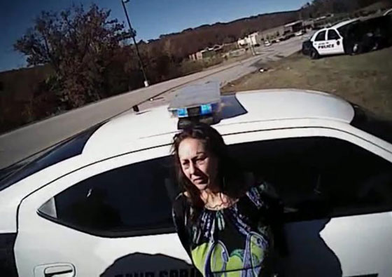 اوكلاهوما: امراة تقود سيارة مسروقة ترفض التوقف وتصطدم بشرطي صورة رقم 5