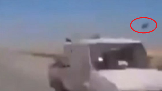  صورة فاضحة.. اباتشي امريكية توفر الحماية لقافلة سيارات لعناصر داعش صورة رقم 1