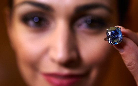  ملياردير يشتري (القمر الازرق) بـ 48 مليون دولار لابنته الصغيرة صورة رقم 3