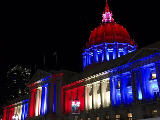  برج ايفل يتشح بالسواد حدادا على القتلى والعالم ينتصر لفرنسا صورة رقم 3