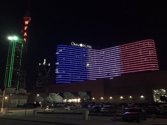  برج ايفل يتشح بالسواد حدادا على القتلى والعالم ينتصر لفرنسا صورة رقم 4