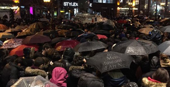  برج ايفل يتشح بالسواد حدادا على القتلى والعالم ينتصر لفرنسا صورة رقم 5