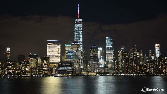  برج ايفل يتشح بالسواد حدادا على القتلى والعالم ينتصر لفرنسا صورة رقم 6