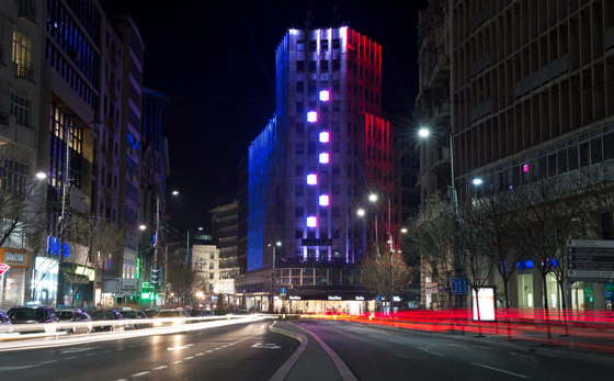 العالم يتضامن مع باريس باضاءته لاشهر مبانيه بالوان العلم الفرنسي صورة رقم 23