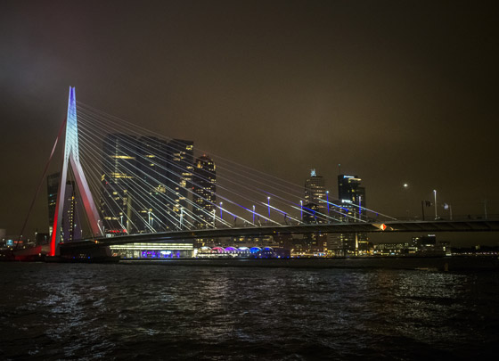 العالم يتضامن مع باريس باضاءته لاشهر مبانيه بالوان العلم الفرنسي صورة رقم 14